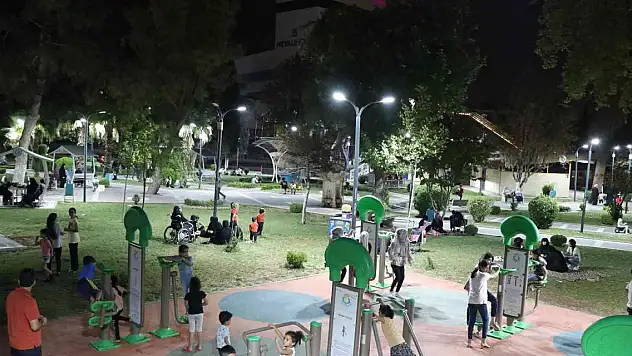 Aileler güvenli parklara akın ediyor