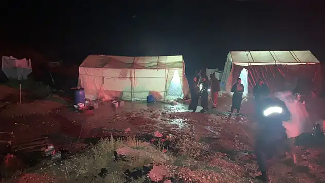 Malatya'da sağanak nedeniyle tarım işçilerinin çadırlarını su bastı