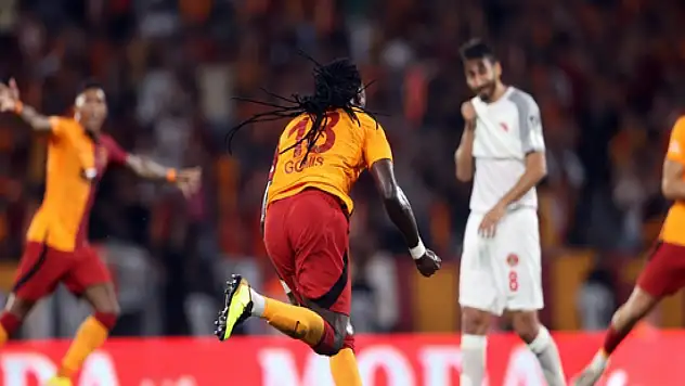 Galatasaray'da Bafetimbi Gomis rekora koşuyor! Wesley Sneijder...