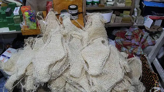 Mardin'de kadınlar tarafından örülen bu ürün hem Avrupa'ya hem de uzak doğuya ihraç ediliyor