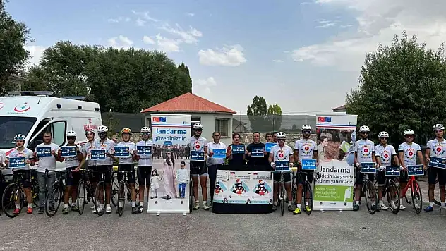 Bin 300 kilometre pedal çevirerek 'kadına şiddete hayır' dediler