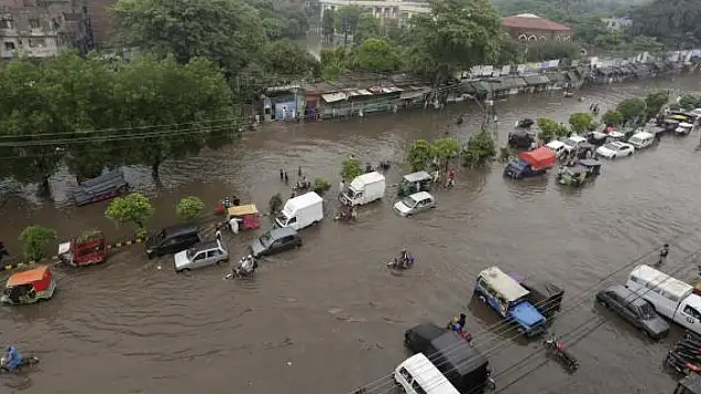 Pakistan'da 2 aydır etkili olan muson yağmurlarında 777 kişi öldü