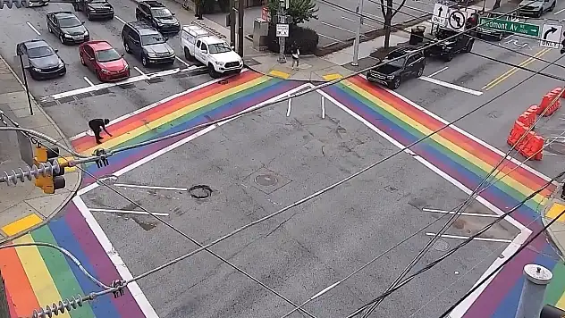 Siyahi ABD'li, LGBT renklerine boyanmış yaya geçidine gamalı haç çizdi