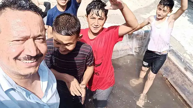 Cami imamı traktörü havuza çevirdi