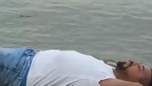 Üsküdar'da ilginç görüntü, otomobilin üzerinde uyudu