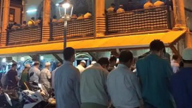 Son teravih namazında camilere akın!