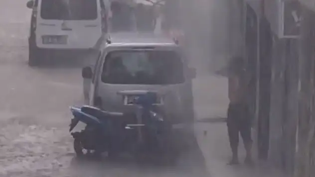 İzmir'de yağmur hayatı felç etti