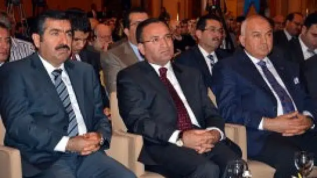 Gazetecilerin sorularını cevapladı