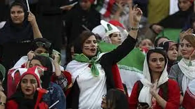 İran'da ilk kez Süper Lig maçında tribünler kadınlara açıldı