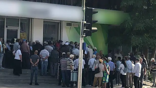 Promosyon almak için bankalara gelenler metrelerce kuyruk oluşturdu