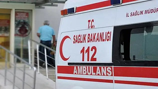 Seydişehir'de refüjdeki ağaçlara çarpan otomobilin sürücüsü yaralandı