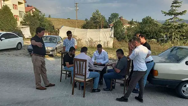 Gelin arabasının önünü oyun masası kurarak kestiler