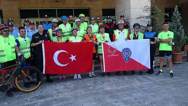 Emniyet Müdürü Gezer'den Dumlupınar'a giden bisikletçilere jest