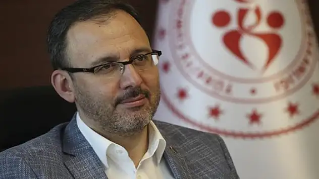 Bakan Kasapoğlu, şampiyon olan Yasemin Adar Yiğit'i tebrik etti