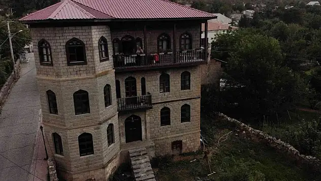 Müzisyen aile 88 yıllık konakta hayatlarını sürdürüyor