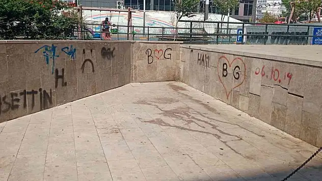 Park duvarları duyarsız kişilerin hedefi oldu