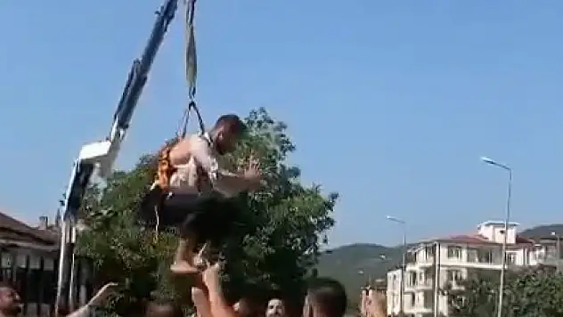 İlginç gelenek, damadı vinçte sallandırdılar