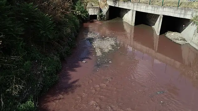 Ayamama deresi kırmızı renge büründü