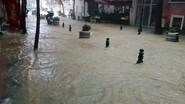 Sağanak ve dolu etkili oldu, yollar göle döndü