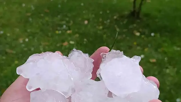 Ceviz büyüklüğünde yağan dolu hayatı olumsuz etkiledi