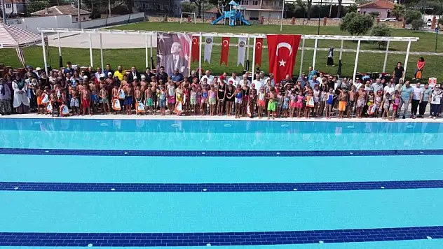 Yüzme öğrenen çocuklar, havuzları doldurdu