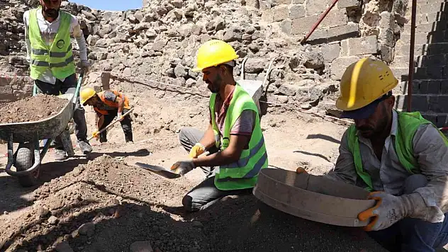 Tarihi surlarda bin 500 yıllık kandil bulundu