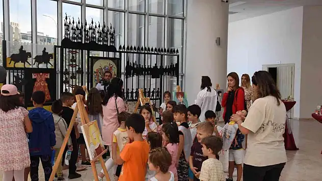 10 aylıkken resim yapmaya başladı, 8 yaşında resim sergisi açtı