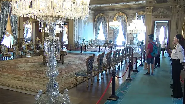 Dolmabahçe Sarayı'nın 166 yıllık kristal şamdanlarına özel bakım