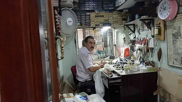 Diyarbakır'da 4,5 metrekarelik alanda 52 yıldır zaman ayarlıyor