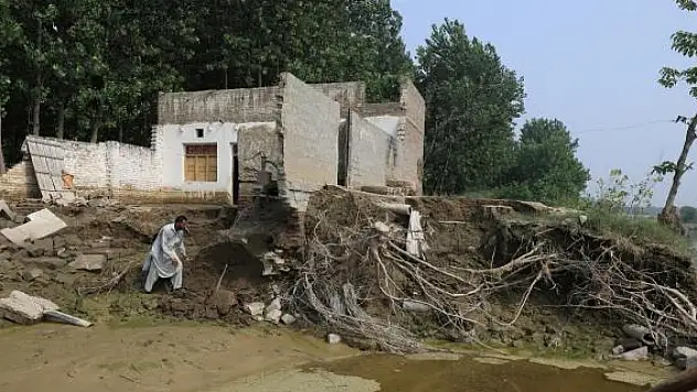 Pakistan muson yağmurlarının etkisinde: Can kaybı 1265 oldu