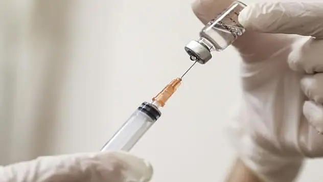 Çin'de yerli üretim COVID-19 aşısına acil kullanım onayı verildi