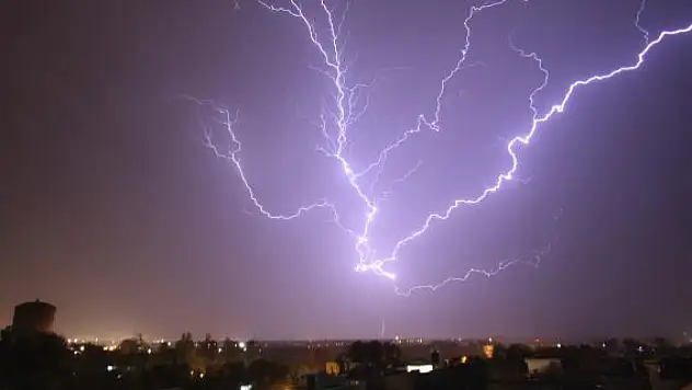 Yıldırım isabet eden genç hayatını kaybetti