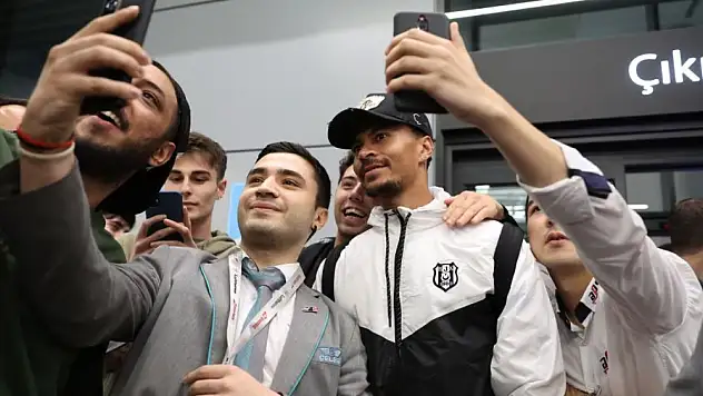 Beşiktaşlı taraftarlardan takımlarına coşkulu karşılama