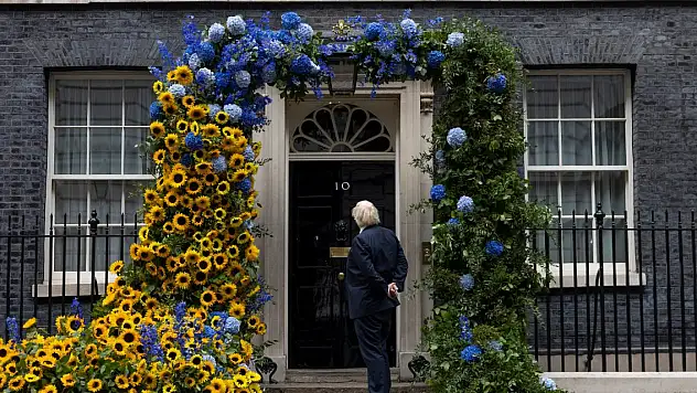Boris Johnson'dan Truss'a tebrik mesajı