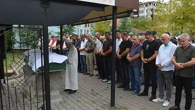 Balkonda ölü bulunan genç toprağa verildi