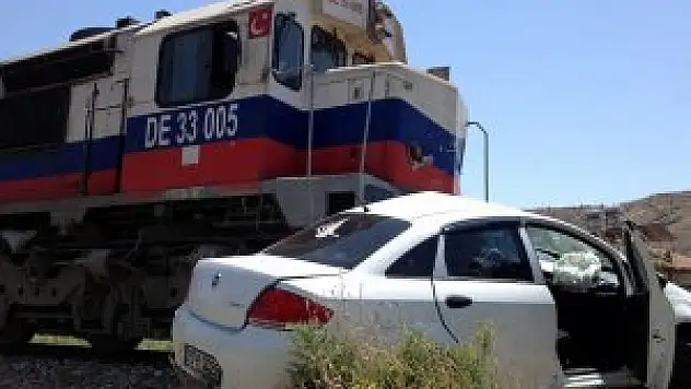 Lokomotif otomobile çarptı: 4 yaralı