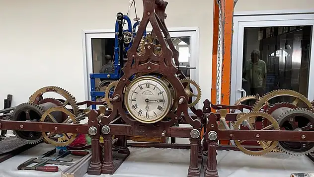 Antalya'daki tarihi Saat Kulesi'ne Osmanlıca kadran