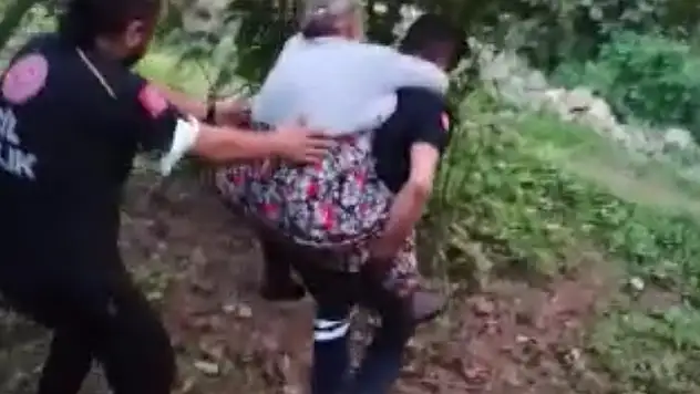 Sağlıkçı, fındık bahçesinde rahatsızlanan kadını, 300 metre sırtında taşıyıp ambulansa ulaştırdı