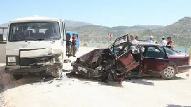 Konya'da minibüsle otomobil çarpıştı: 11 yaralı