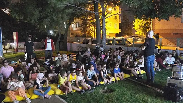 Karatay'da çocuklar 'Açık Havada 3D Sinema' etkinliği ile sinema keyfi yaşadı
