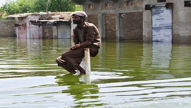 Pakistan'daki sel felaketinde ölenlerin sayısı arttı