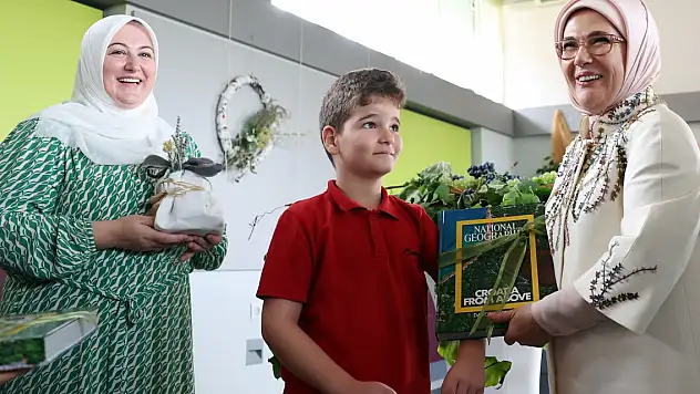 Emine Erdoğan, Zagreb'de spor projesi yürütülen ilkokulu ziyaret etti