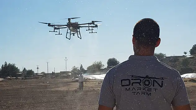 Türkiye'nin tahıl ambarı Konya'da tarlalar artık zirai ilaçlama dronları ile ilaçlanıyor
