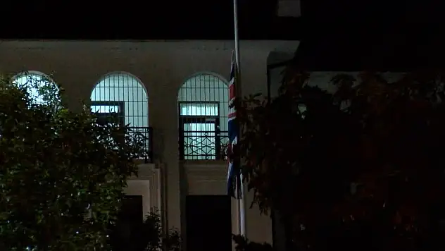 Kraliçe Elizabeth'in vefatının ardından İngiltere Büyükelçiliği'nde bayrak yarıya indirildi