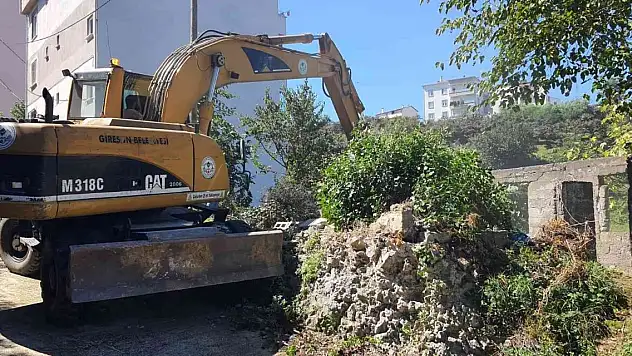 Giresun'da metruk binalar yıkılıyor