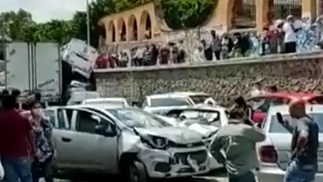 Meksika'da freni patlayan tır 22 aracı ezdi: 44 yaralı