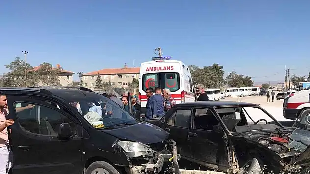 Biri 3 yaşındaki 2 kişi trafik kazasında yaralandı