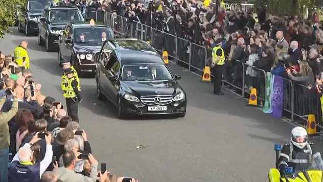 Kraliçe Elizabeth'in naaşı, yola çıktı