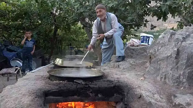 Siirt'te organik pekmez yapımına devam ediliyor