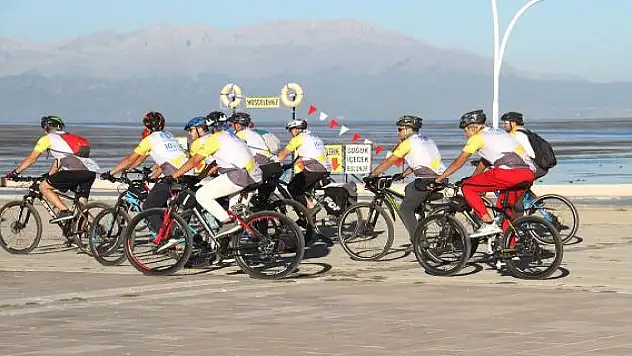Bisiklet tutkunları Beyşehir Gölü etrafında 165 kilometre pedal çevirdi
